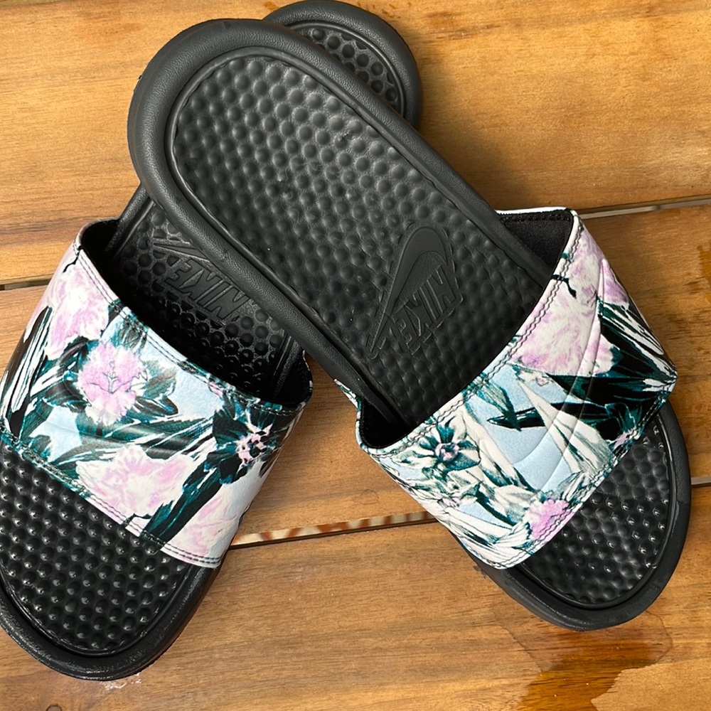 Nike women’s size 9 floral slides